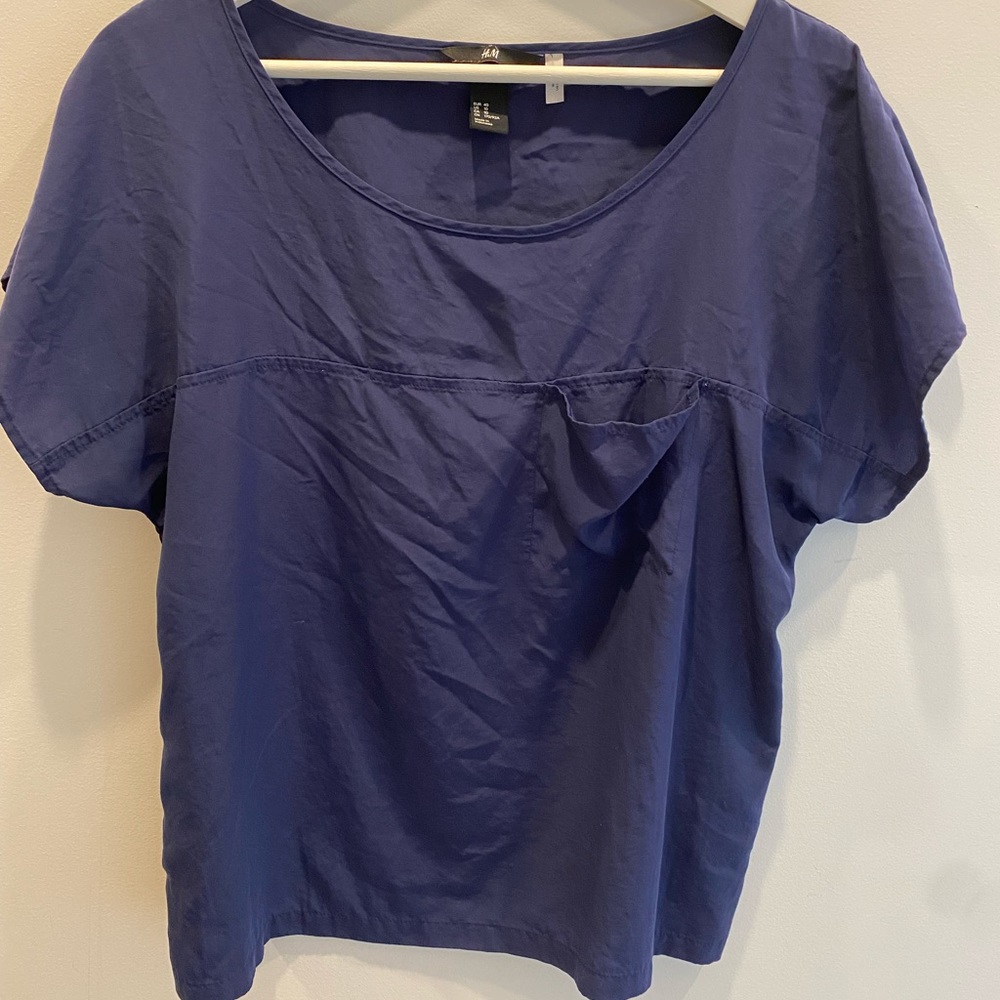 H&M short-sleeved navy t-shirt blouse